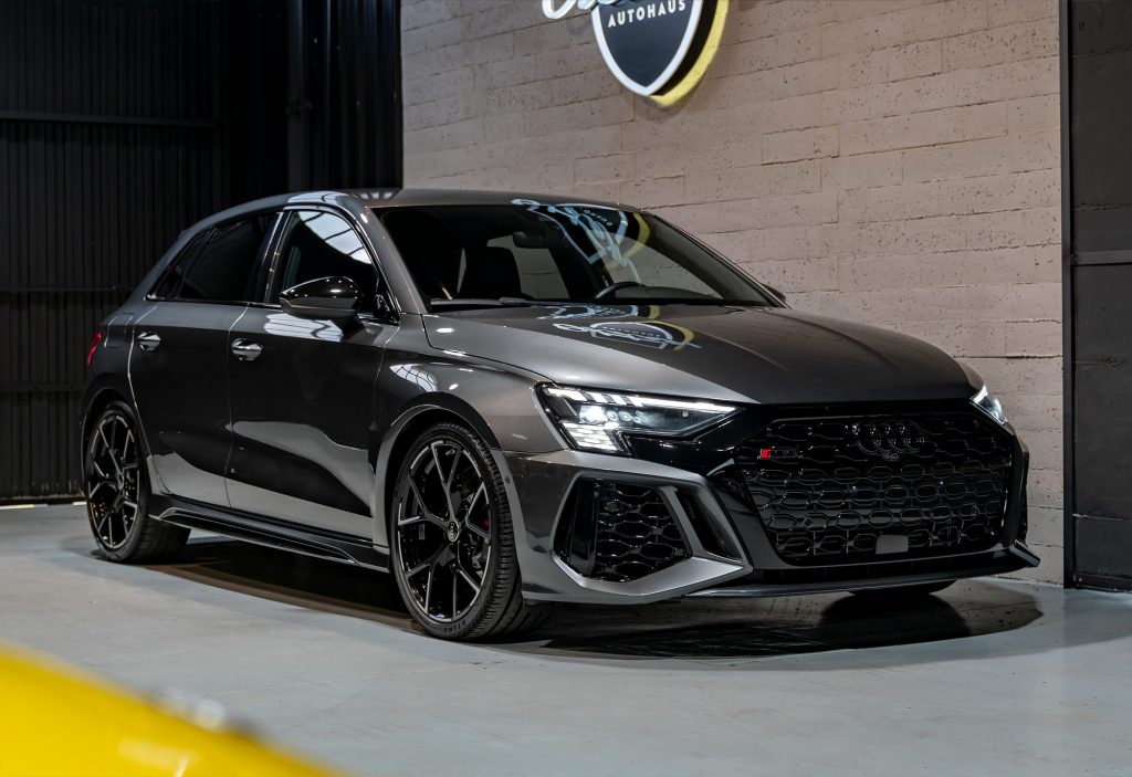 Audi RS3 lateral perfil deportivo Gris Daytona